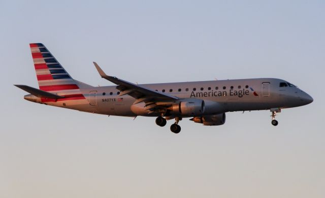 Embraer 175 (N407YX)