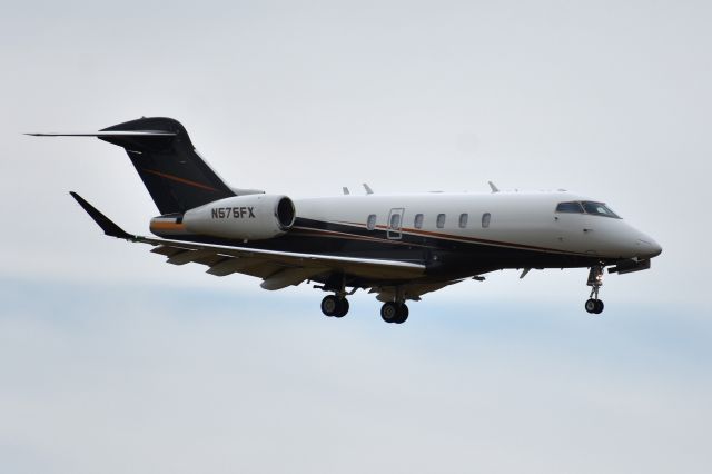 Bombardier Challenger 300 (N575FX)