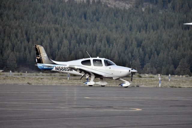 Cirrus SR-20 (N588SW) - Taxing to hangar, Truckee, CA