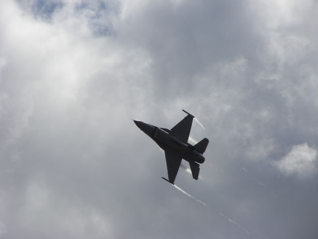 Lockheed F-16 Fighting Falcon — - MCAS Miramar Airshow 2008  San Diego, CA  F-16 Viper Minimum Radius Turn!