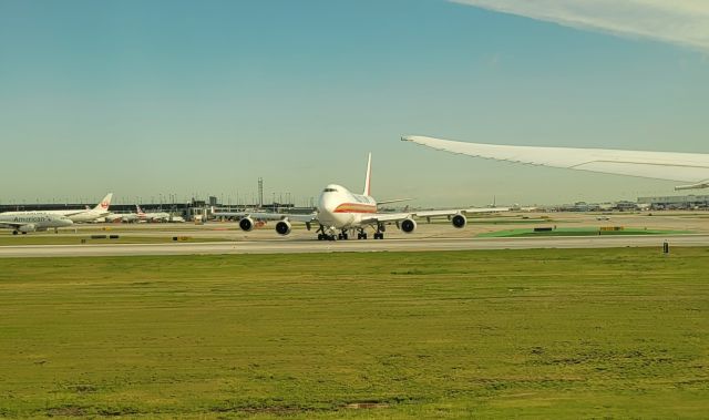 Boeing 747-400 (N700CK) - Just landed on AA74 at ORD and was taxiing to the gate when this lovely lady was about to depart.