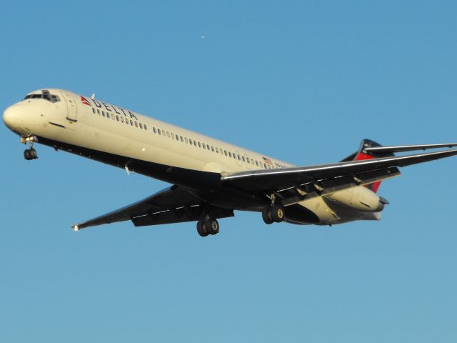 McDonnell Douglas MD-88 (N946DL) - Delta 1747 on short final for RWY 27