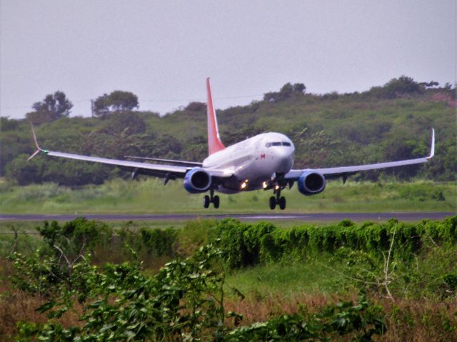 Boeing 737-800 (C-FYLC)