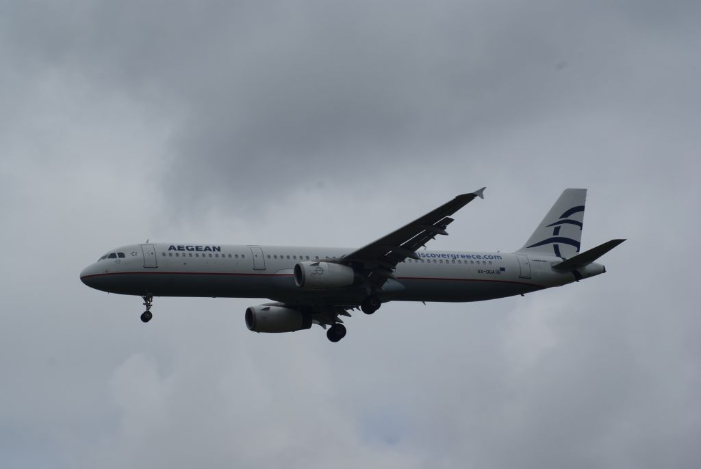 Airbus A321 (SX-DGA) - Arrival RWY27R LDN-HRW cn3878