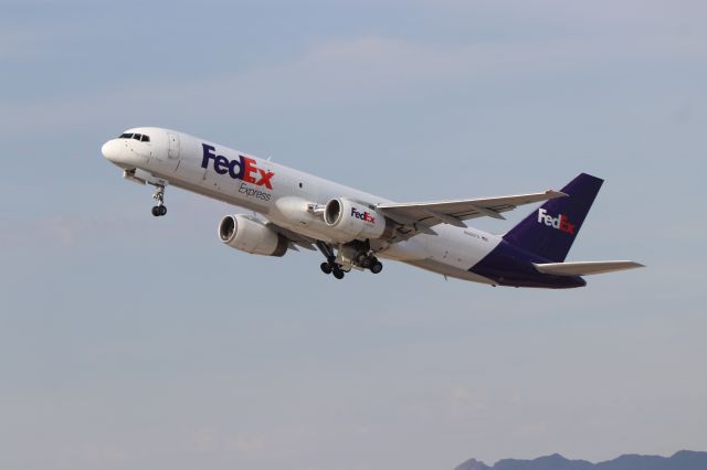 Boeing 757-200 (N966FD)