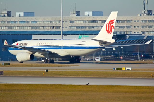 Airbus A330-200 (B-5927)