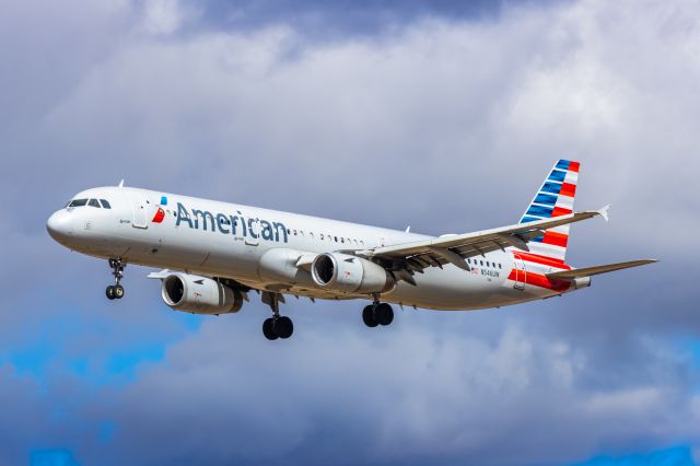 Airbus A321 (N546UW) - An American Airlines A321 landing at PHX on 2/26/23. Taken with a Canon R7 and Tamron 70-200 G2 lens.