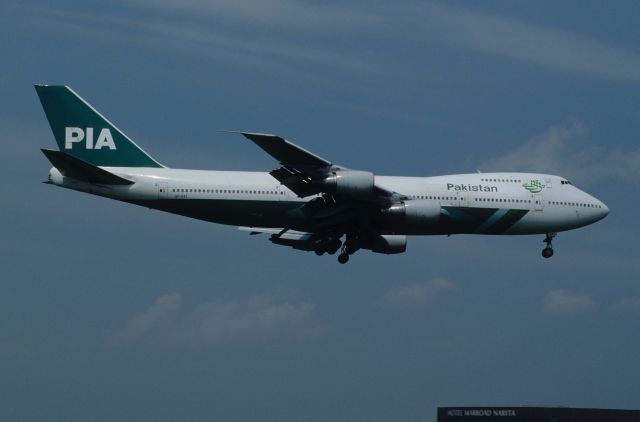 Boeing 747-200 (AP-BAT) - Short Final Approach to Narita Intl Airport Rwy16R on 1997/06/07