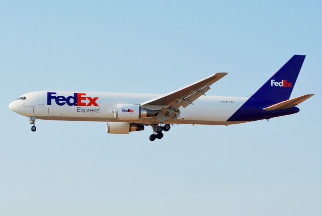 BOEING 767-300 (N150FE)