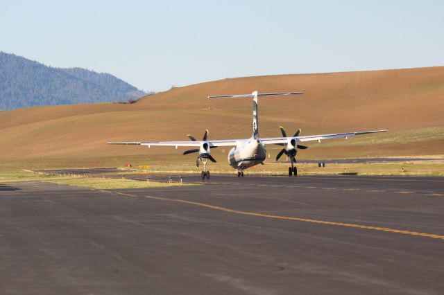 de Havilland Dash 8-400 (QXE215)