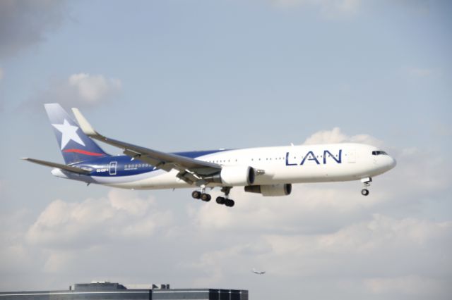 BOEING 767-300 (CC-CXF)