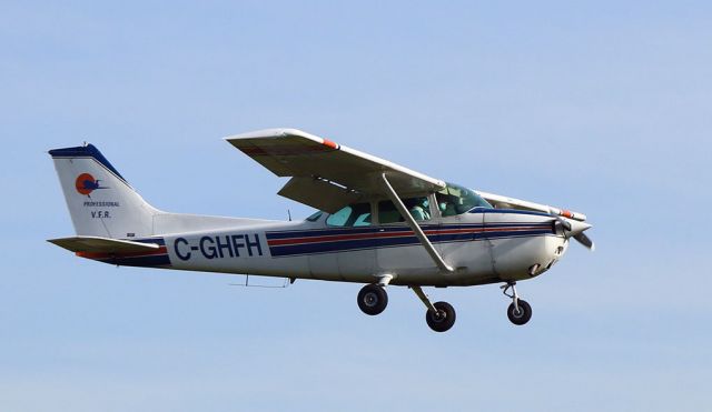 Cessna Skyhawk (C-GHFH) - Short Final RWY25