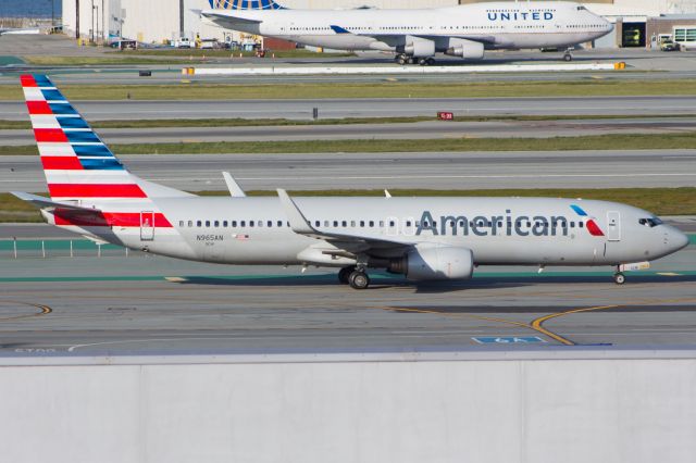 Boeing 737-800 (N965AN)