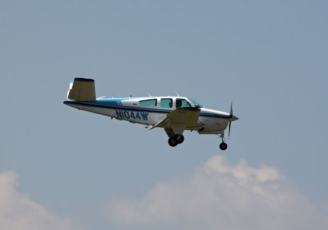 Beechcraft 35 Bonanza (N1044W)