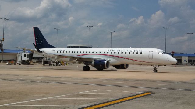 Embraer ERJ-190 (N165HQ)