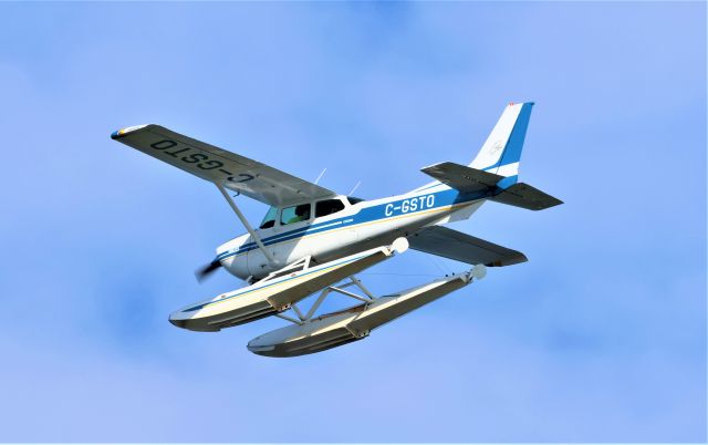 Cessna Skyhawk (C-GSTO) - C-GSTO CESSNA SKYHAWK 172-K survolant le fleuve St-Laurent QC. à Lavaltrie le 15-08-2023 à 16:56