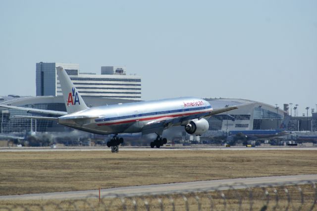 — — - American Airlines 777-200 landing at KDFW.