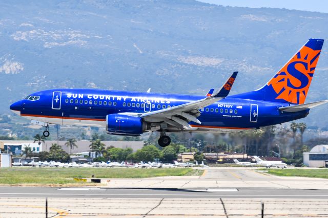 Boeing 737-700 (N711SY) - Sun Country B737 about to grease it onto runway 25 at KSBA from KMSP.