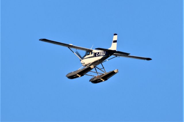 C-FBSJ — - C-FBSJ Cessna Skywagon 180-F survolant le fleuve St-Laurent à Lavaltrie QC.  Le 28-10-2022 à 16:48