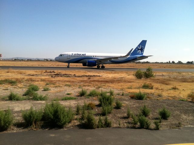 Airbus A320 (XA-IUA)