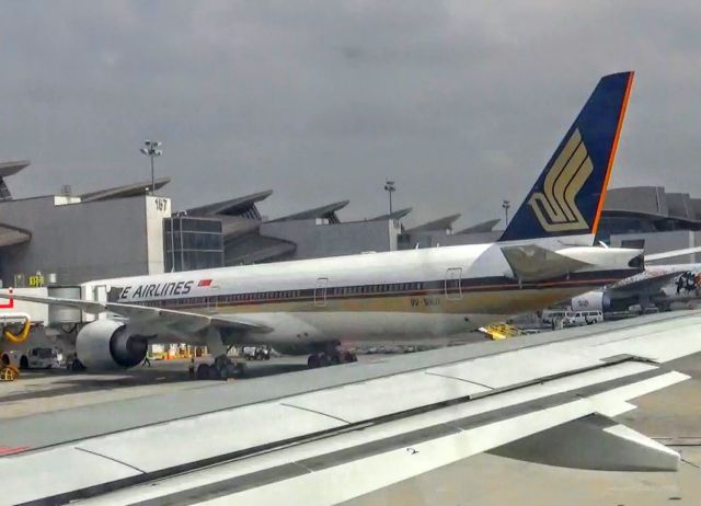 BOEING 777-300ER (9V-SWD) - Caught at the TBIT terminal. Wish it was the Star Alliance livery.