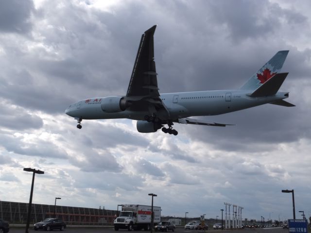 BOEING 777-200LR (C-FIUF)