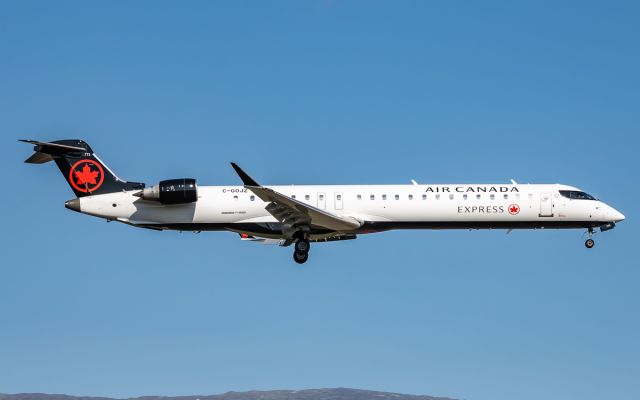 Canadair Regional Jet CRJ-900 (C-GOJZ)