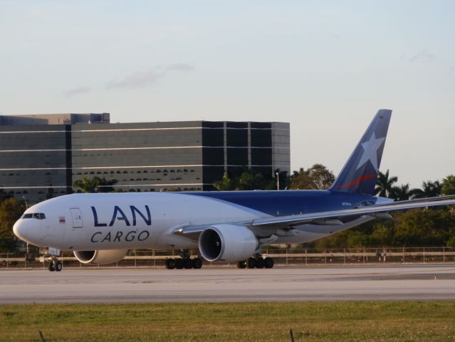 BOEING 777-200LR (N776LA)