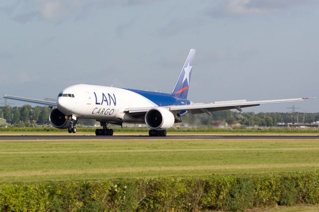 Boeing 777-200 (N774LA)