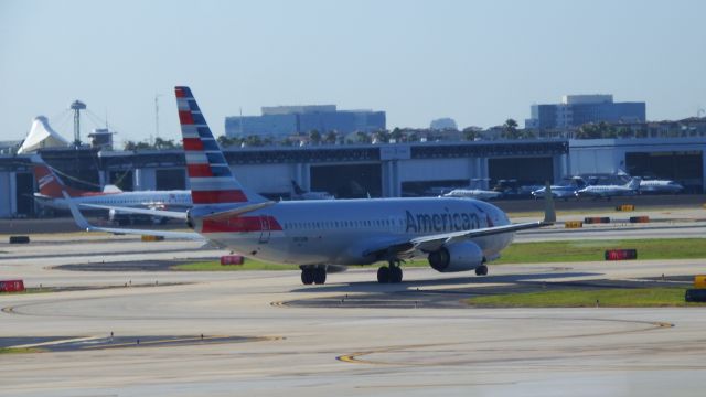 Boeing 737-800 (N972NN)