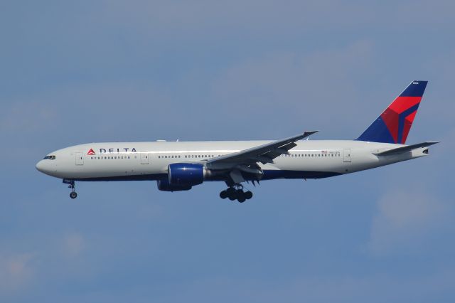 Boeing 777-200 (N863DA)