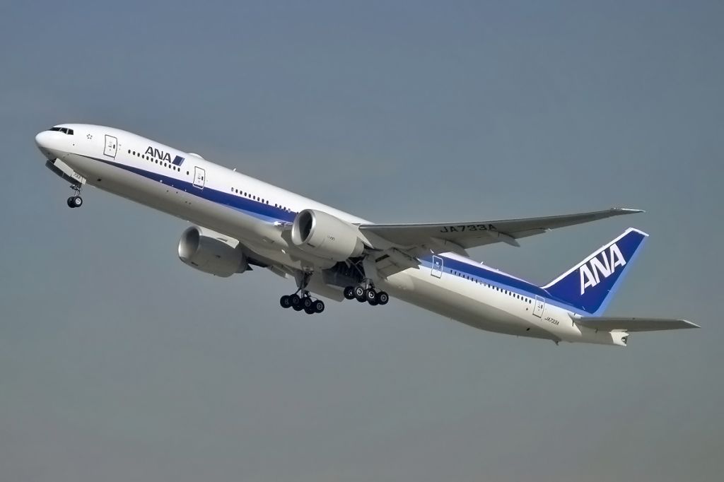 Boeing 777-200 (JA733A) - An All Nippon Airways Boeing 777 climbing out of KLAX.