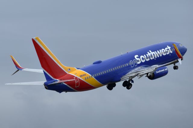 Boeing 737-800 (N8545V) - Notice the rain streaking down the fuselage.