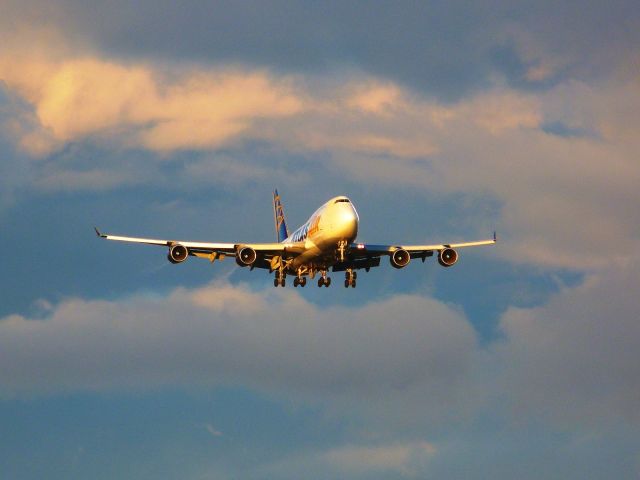 Boeing 747-400 (N459MC) - Una hermosa tarde de inverno para realizar capturas.