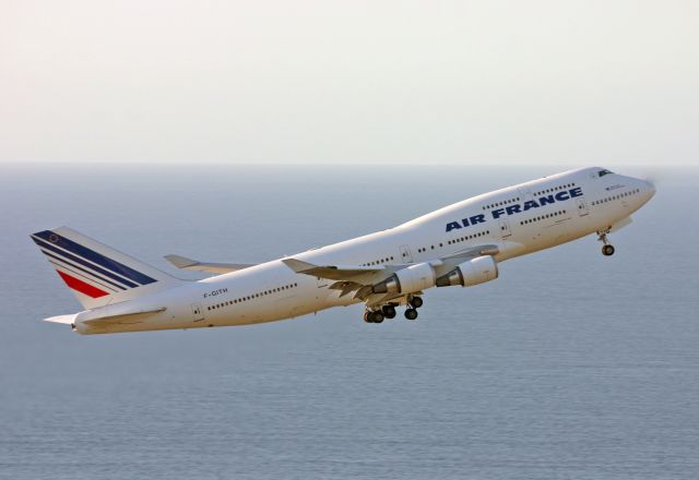 Boeing 747-400 (F-GITH) - Climbout from Rwy 10.