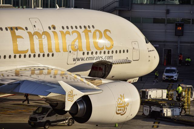 Airbus A380-800 (A6-EEY)