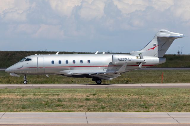 Bombardier Challenger 300 (N550XJ)
