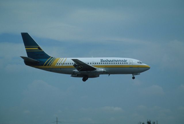 Boeing 737-200 (C6-BEH) - Final Approach to Miami Intl Airport on 1990/08/26