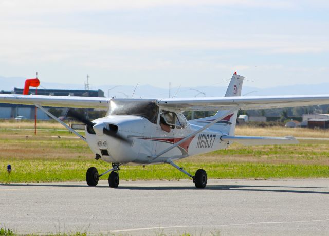 Cessna Skyhawk (N61637) - Cessna 172 taxing out for departure at the San Martin Airport. 