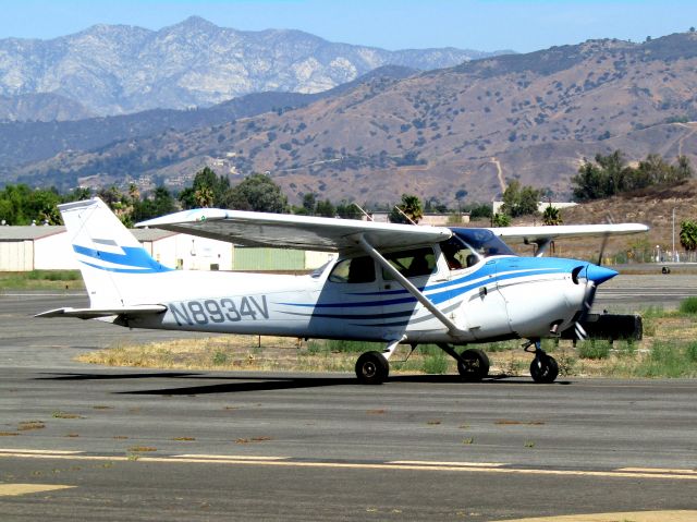 Cessna Skyhawk (N8934V) - Taxiing to RWY 26L