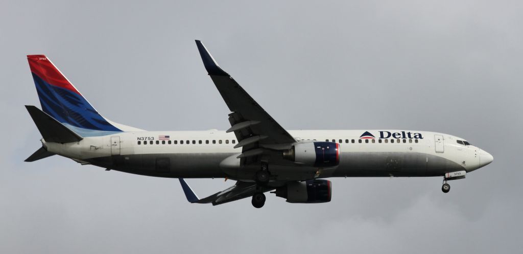 Boeing 737-800 (N3753)