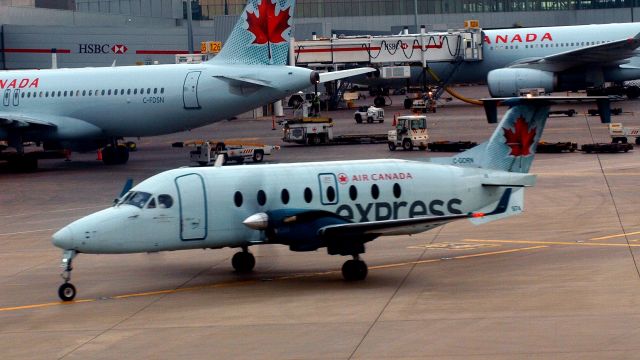 Beechcraft 1900 (C-GORN) - AéroportPearson, 25 avril 2915