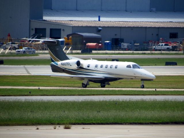 Embraer Phenom 300 (N307FL)