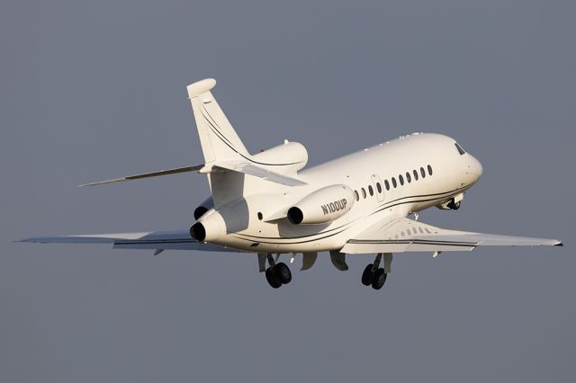 Dassault Falcon 900 (N100UP)