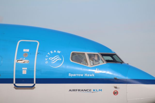 Boeing 737-700 (PH-BXL) - Boeing 737-800 KLM landed on the new runway and taxi to the terminal at Schiphol Airport, Amsterdam Airport. The co-pilot waved.