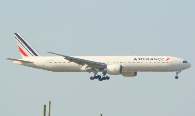 BOEING 777-300ER (F-GZNS)