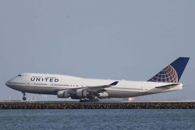 Boeing 747-400 (N122UA)