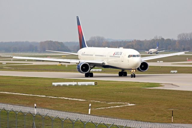 BOEING 767-400 (N829MH)