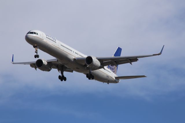 BOEING 757-300 (N57852)
