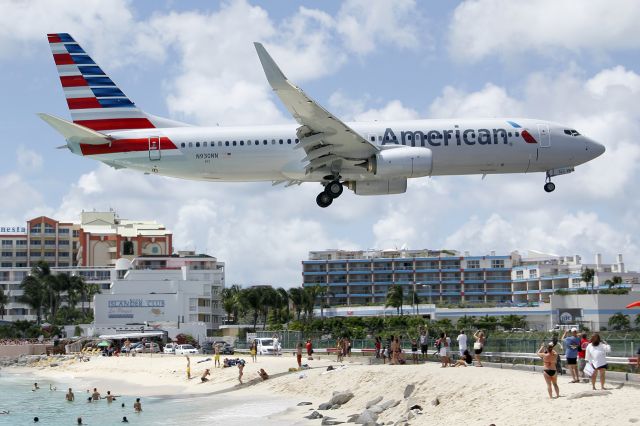 Boeing 737-700 (N930NN)